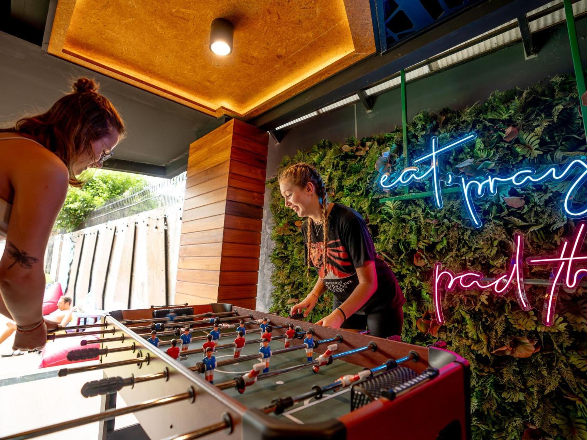 Hostel Mad Monkey Phuket Patong Exterior foto